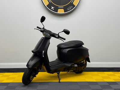 Lambretta V125 Scooter, Black or £1000 Cash Alternative